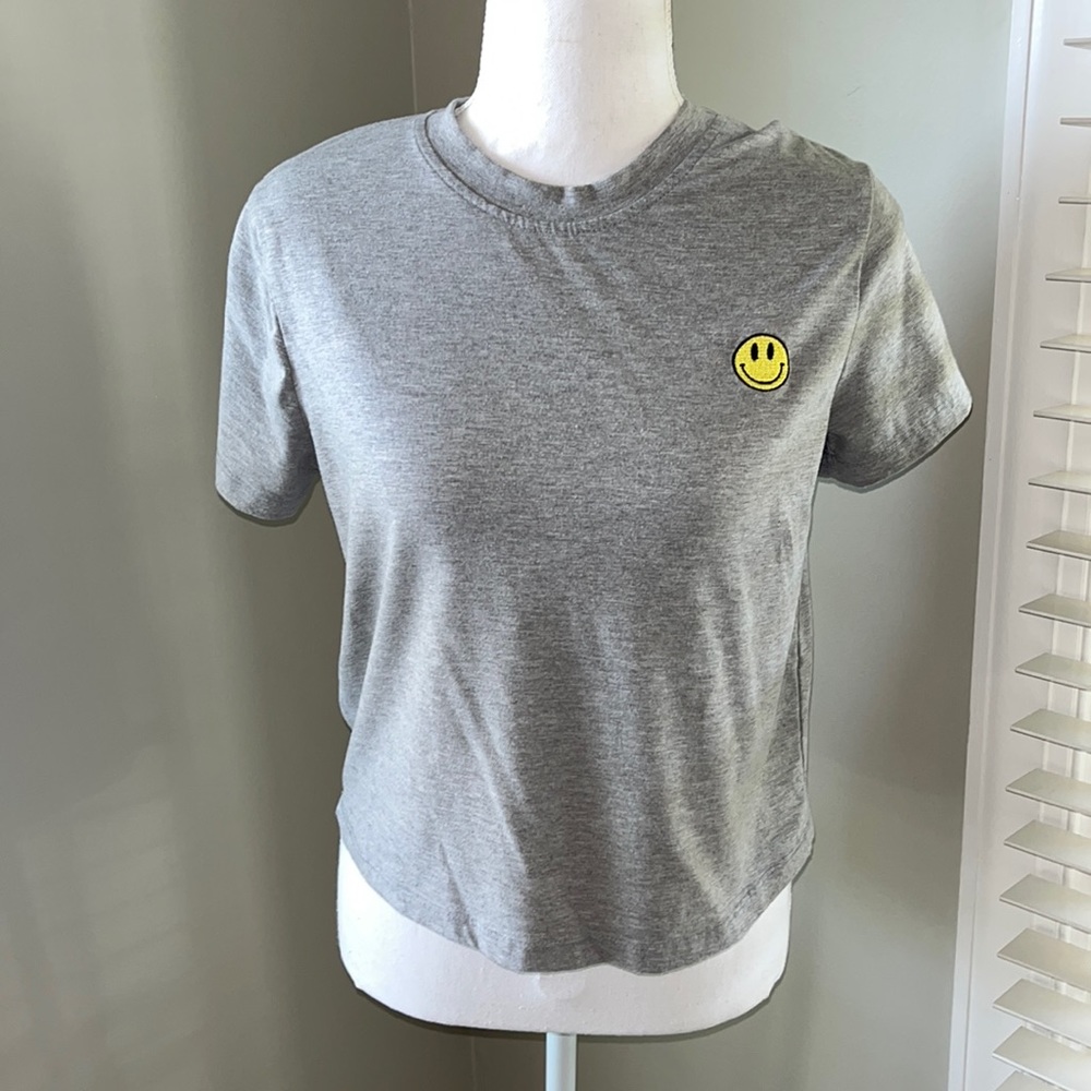 🦋 3/$15 Women’s Smiley Street Tee